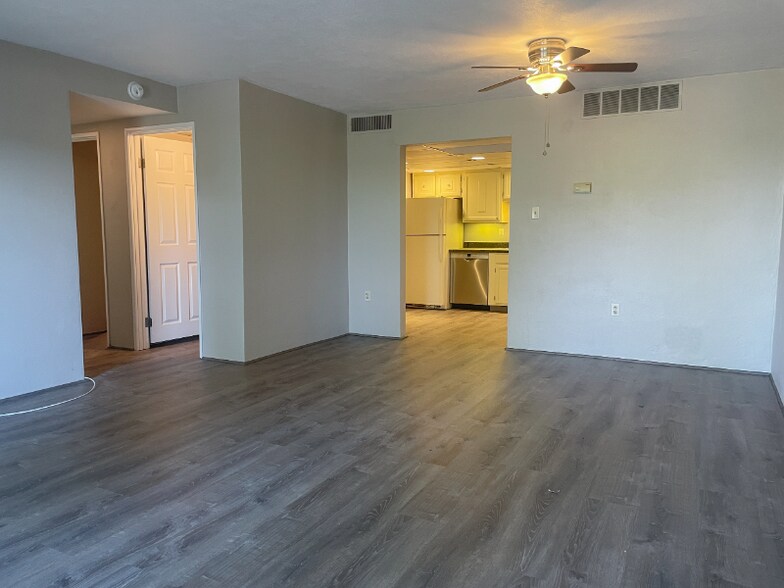 Building Photo - 4XXX Forest Ln