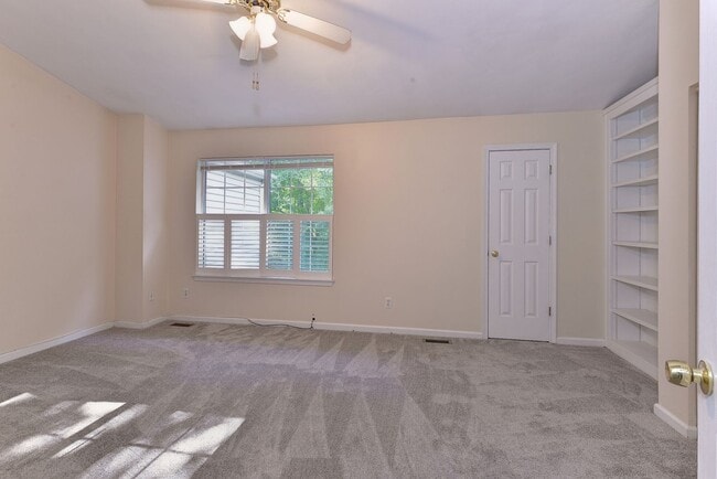 Building Photo - Convenient Coventry Townhome