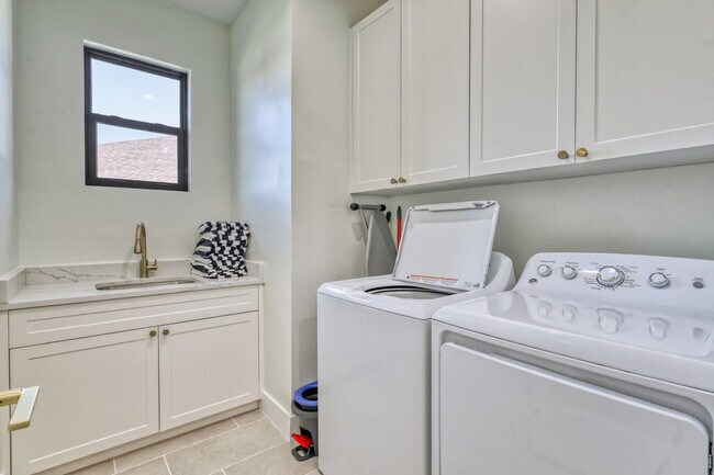 Building Photo - 2215 Amnesty Dr