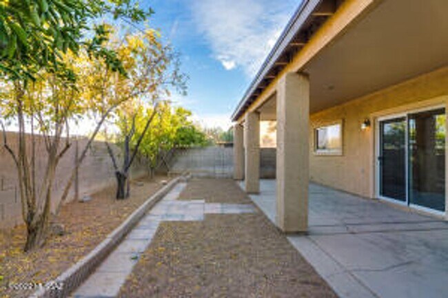 Building Photo - Well maintained 2-story, 4 bedroom and 2.5...