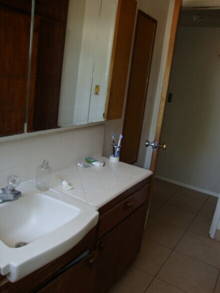 Main Bath - 735 E Granada Dr