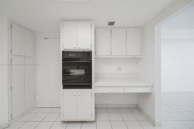 Building Photo - 801 Brickell Bay Dr
