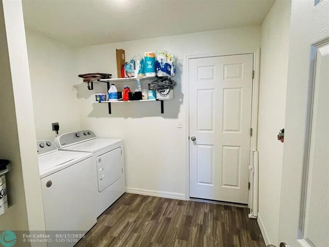 Building Photo - 787 SE 25th Dr