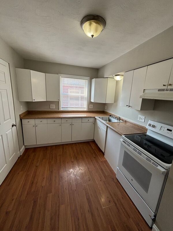 Building Photo - 6849 Roberts Ave