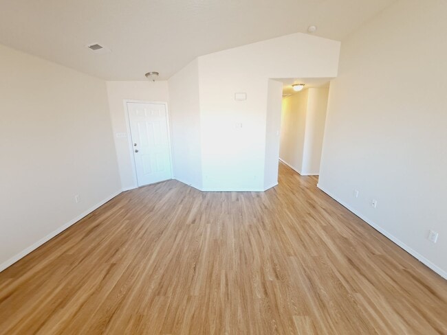 Building Photo - 3 bed 2 bath home in Huning Ranch. Great Yard