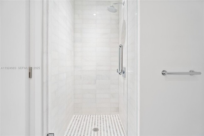 Building Photo - 700 NE 26th Terrace