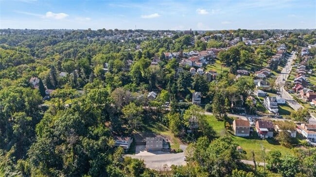 Building Photo - 3-Bedroom Home in Carrick on Private Street