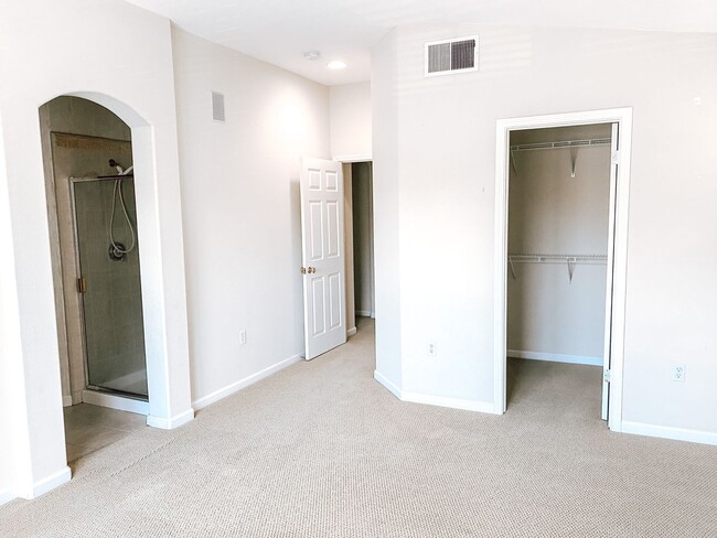 Building Photo - Executive Home in Dublin Available!