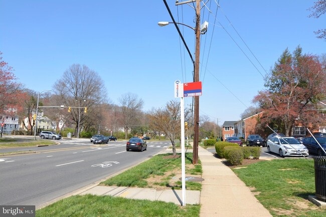 Building Photo - 2627 S Walter Reed Dr