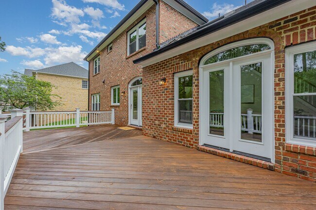 Building Photo - Stylish Renovation with Golf Course Views ...