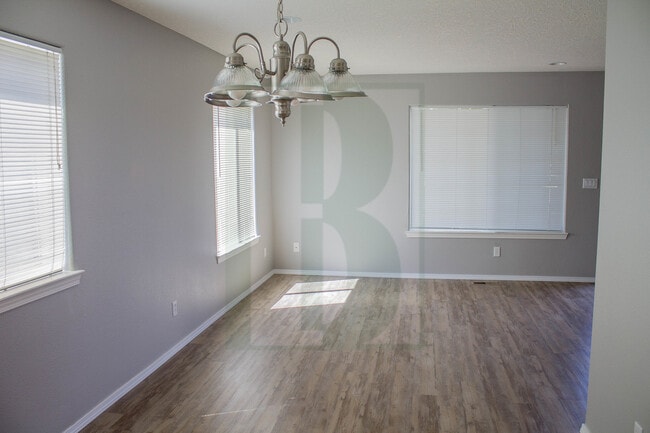 Building Photo - Spacious Updated Duplex in Salem