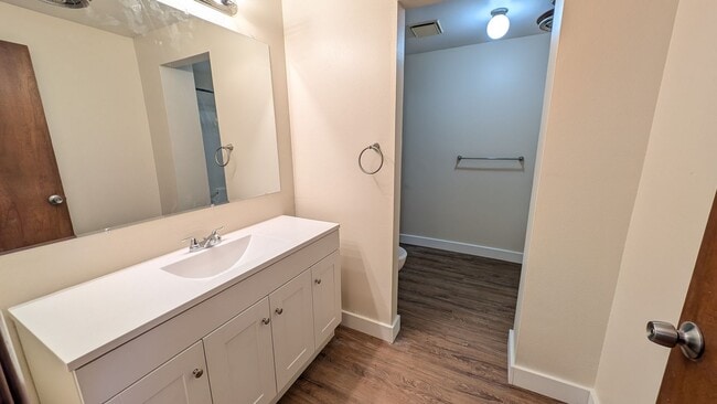 Building Photo - 2 bedroom 1 bath duplex