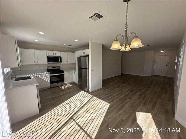 Building Photo - CHARMING SINGLE-STORY HOME IN A QUIET CUL-...