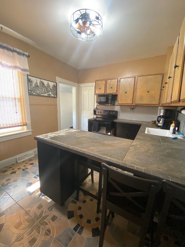 Building Photo - 3 Bedroom, 3.5 Bathroom In Downtown Perryv...