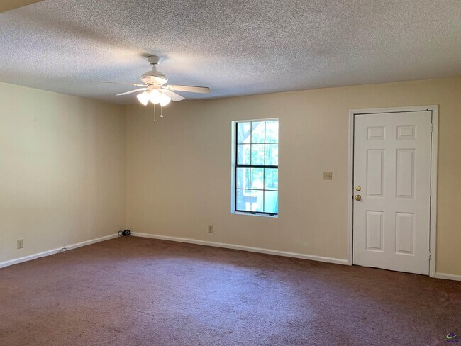 Building Photo - 671 Country Club Rd