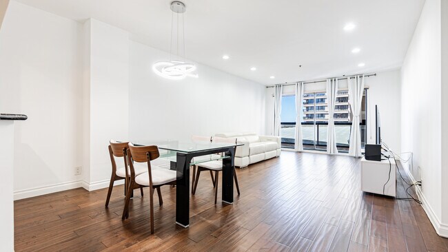 Overlook at Livingroom - 10724 Wilshire Blvd