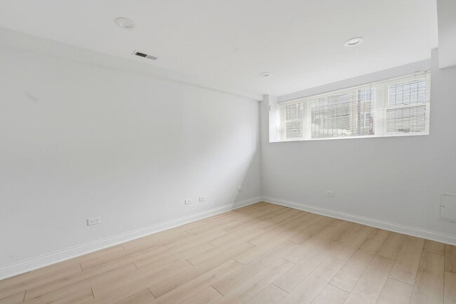 Building Photo - 2618 W Augusta Blvd