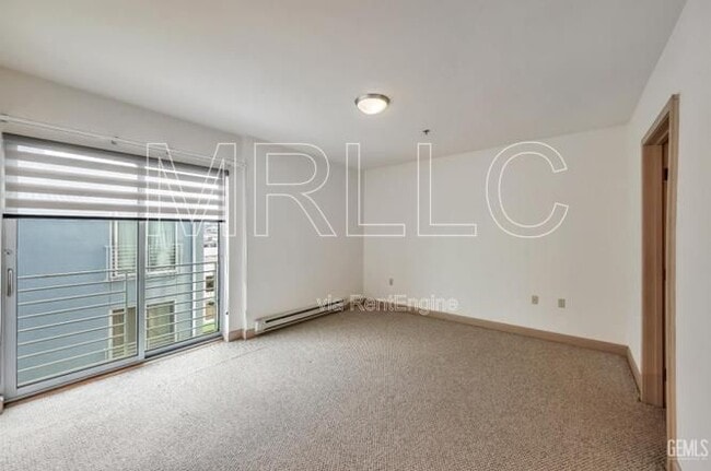 Building Photo - 368 Elm St