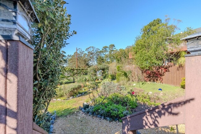 Building Photo - 1448 Sunshine Valley Rd