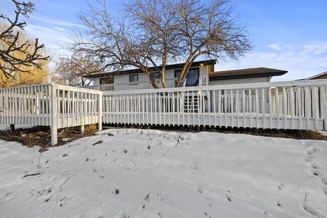 Building Photo - Spacious Split-Level Home with Beautiful Kitchen, Large Deck, and Fully Fenced Yard