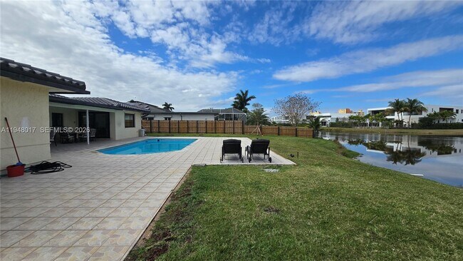 Building Photo - 16653 Golfview Dr