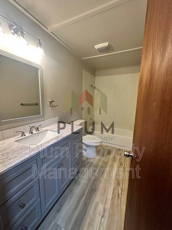 Building Photo - 809 Bulwer St