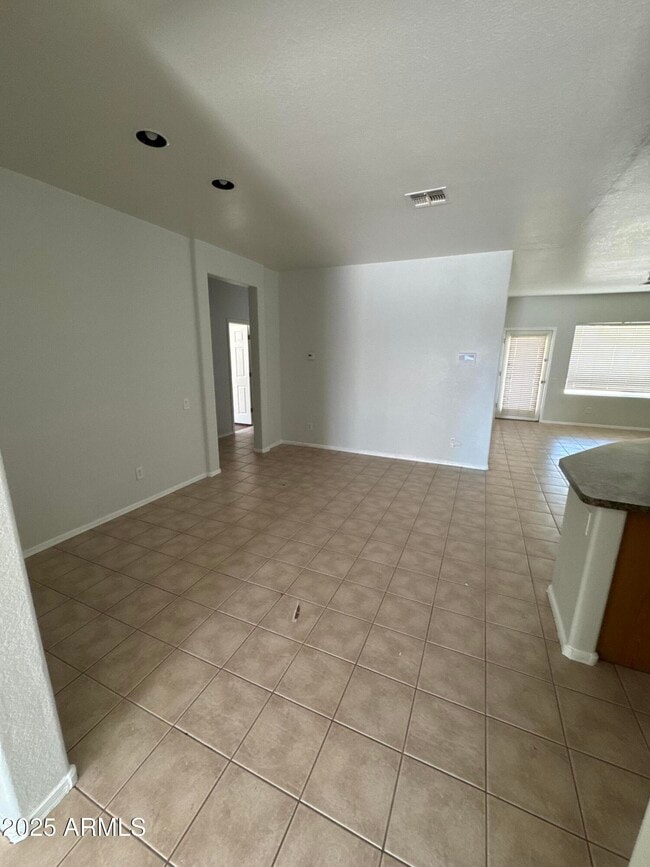 Building Photo - 513 S 115th Dr