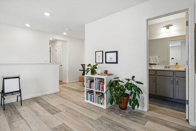 Building Photo - Spacious 3BR/3BA Townhome-Available NOW! $...