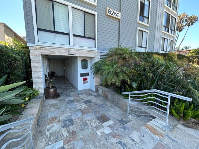 Primary Photo - 2 Bed, 2 Bath Ocean View Condo in Highly D...