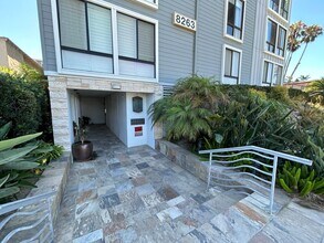 Building Photo - 2 Bed, 2 Bath Ocean View Condo in Highly D...