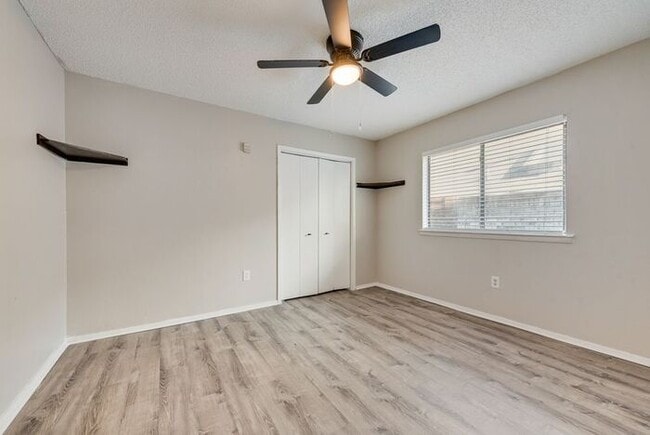 Building Photo - Quiet & Bright Home in Irving
