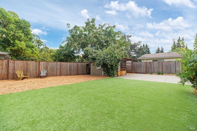 Building Photo - 996 Simmons Ln