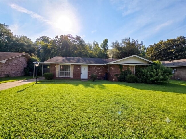 Building Photo - 6520 Pinebrook Dr