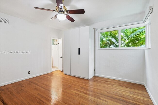 Building Photo - 9881 W Bay Harbor Dr