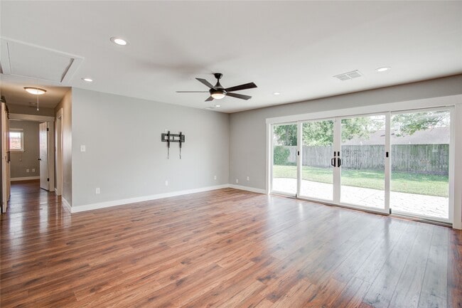 Building Photo - 966 Redway Ln