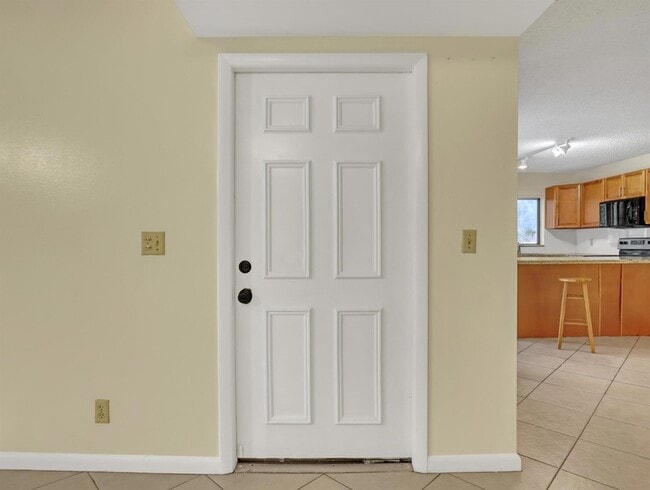 Building Photo - 4095 Palm Bay Cir