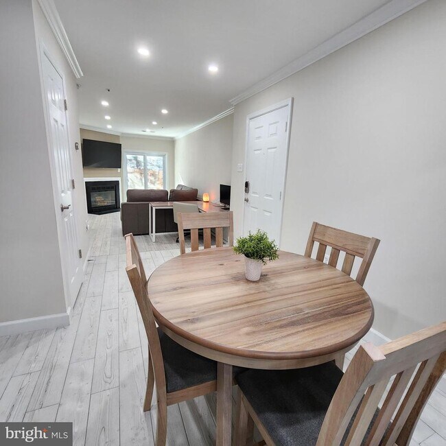 Building Photo - 255 S Pickett St