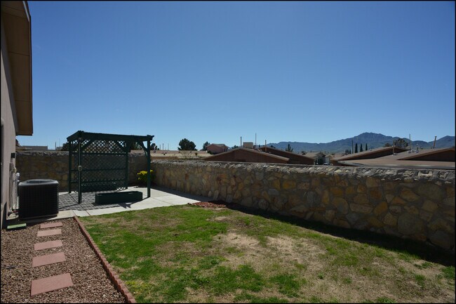 Building Photo - 10045 Paloma Dr