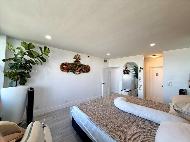 Building Photo - 7441 Wayne Ave