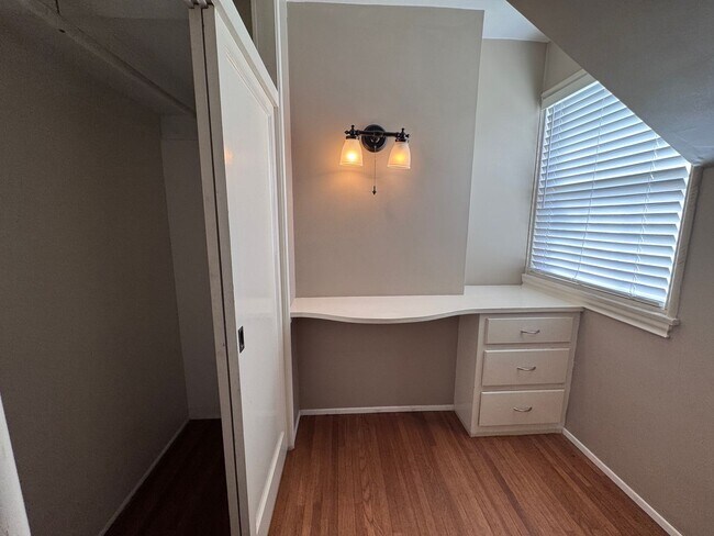 Building Photo - Beautiful 2 story 3 bedroom 2 bathroom home