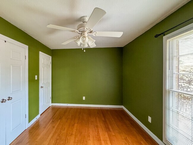 Building Photo - Charming 3 Bed 2 Bath Fayetteville Home with Fenced Yard