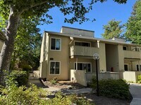 Building Photo - 2728 Oak Rd