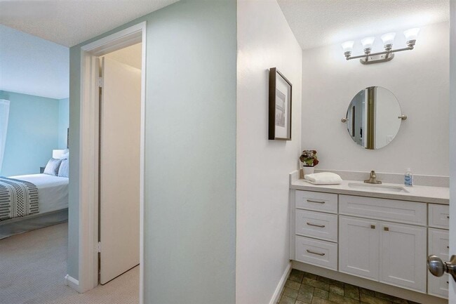 Building Photo - Resort Style Oakland Condo with Private Terrace