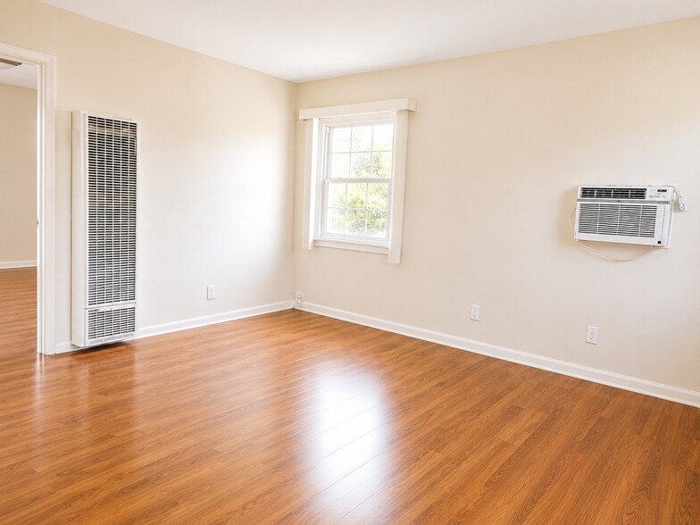 Building Photo - 11618 Riverside Dr