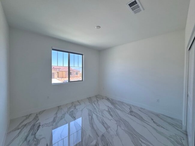 Building Photo - Spacious 5BD/3BA Home with Loft, Solar & B...