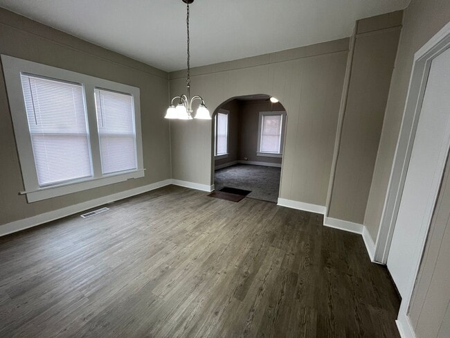 Building Photo - 3 Bed/1 bath home with 2 car garage for rent!