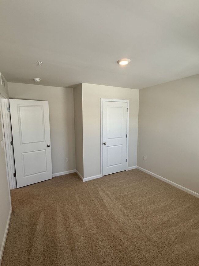 Building Photo - Beautiful 4BR Home with Garage & Modern Kitchen in Greenway Farms