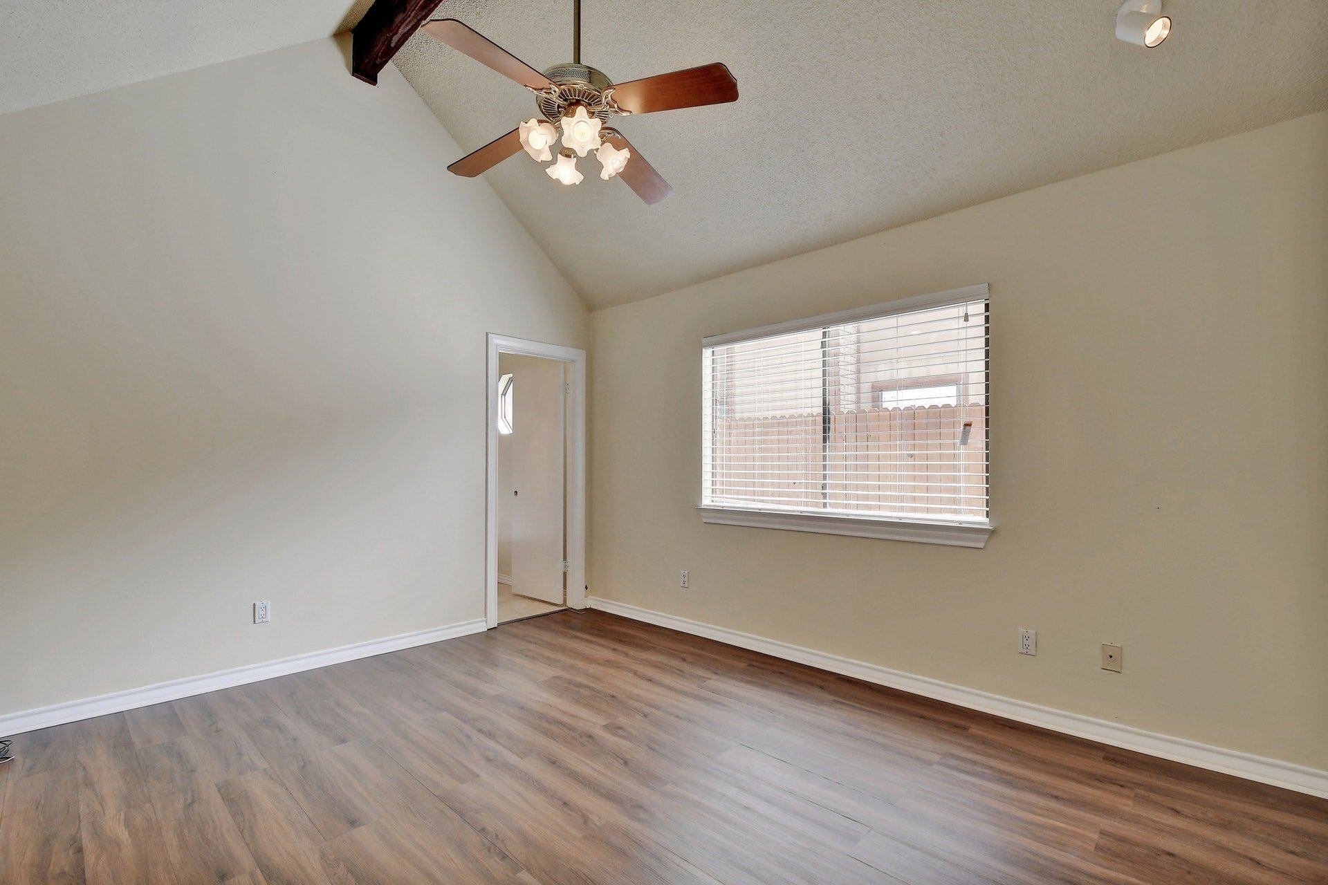 Building Photo - 1622 Peachtree Valley Dr