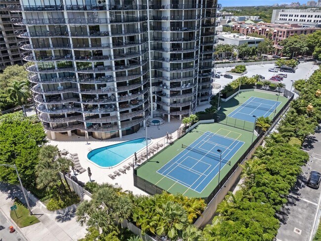 Building Photo - 2843 S Bayshore Dr