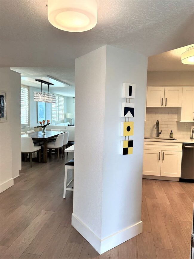 Building Photo - Gorgeous Updated Waterfront 2/2 Unfurnishe...